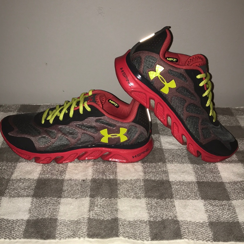 Womens UA SPINE running sneakers